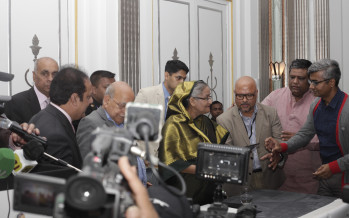 প্রধানমন্ত্রীর হাতে তুলে দেয়া হলো ‘বিজয়ের মহানায়ক’